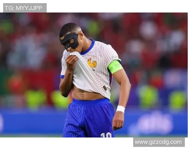 足球球星大巴车下车穿搭解析 展现球场外时尚魅力与个人风格